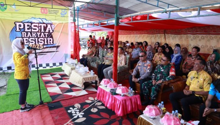 Pesta Rakyat Pesisir di Pantai Lapakaka Dibuka Bupati Barru Andi Ina, Apresiasi Semangat Generasi Muda