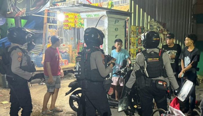 Polres Takalar Gelar Patroli Blue Light, Polisi Hadir Menyapa Warga di Tengah Malam