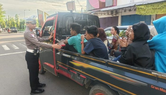 Pelayanan Pagi Sat Lantas Polres Parepare, Kendalikan Arus Kendaraan dan Lindungi Pelajar