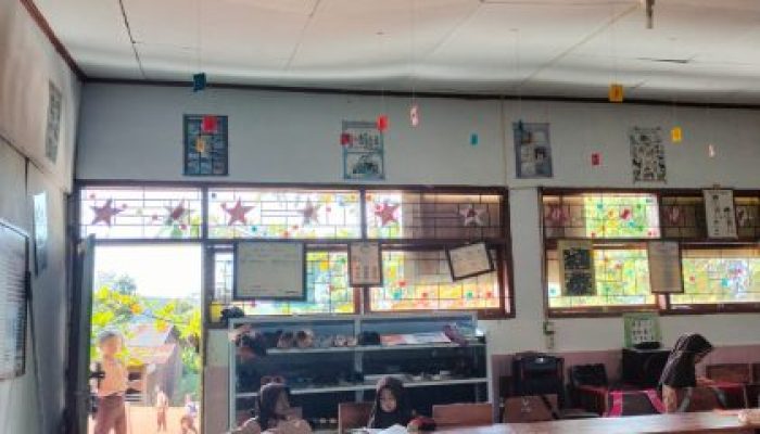 Plafon SD Inpres Barua Nyaris Ambruk, Siswa Belajar dalam Ancaman