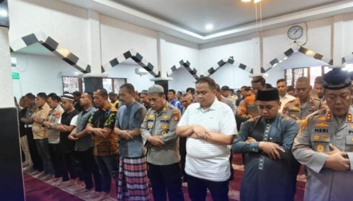 Polresta Samarinda Shalat Ghaib di Masjid Nurul Iman, Untuk Almarhum Affan Kurniawan Driver Ojek Online