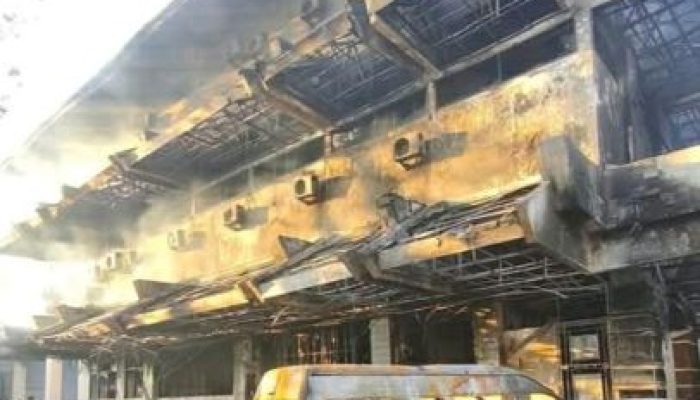 Puluhan Massa Bakar Gedung DPRD Makassar: Korban Jiwa Berjatuhan, Puluhan Mobil Dinas Hangus