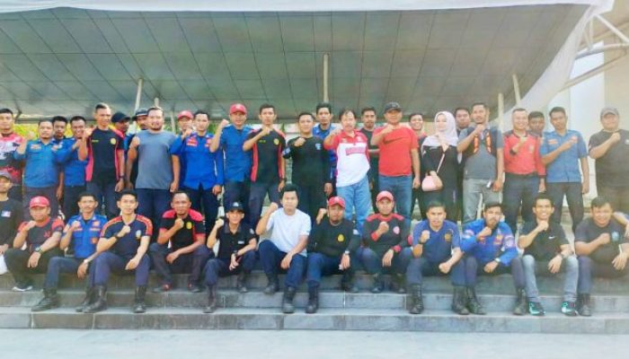 Damkar Polman Turut Bersihkan Lapangan Pancasila Jelang HUT ke-80 RI