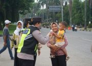 Hari Jadi Polwan ke-77, Kapolres Metro Bekasi Gelar Yanmas Pagi di TL Pos Lantas Jurong, Bagikan Bingkisan