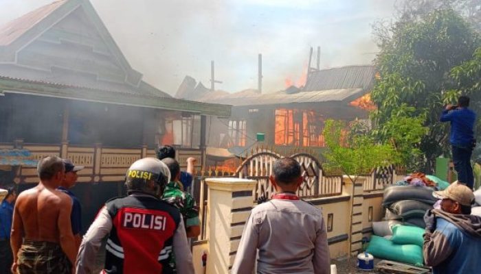 Kebakaran di Desa Macini Baji, Jeneponto Hanguskan: 6 Rumah Panggung, Kerugian 1 Milyar