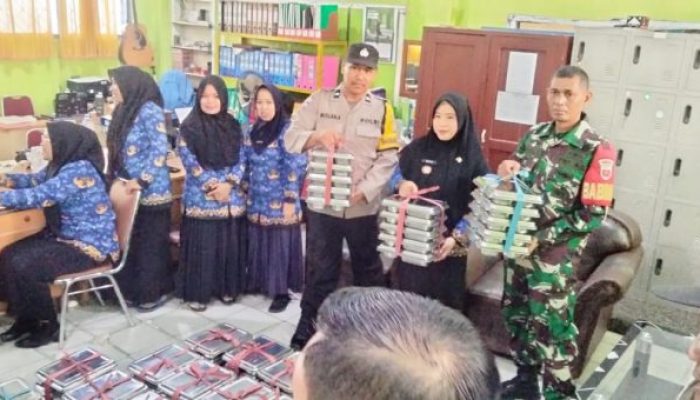 Sinergi Kapolsek dan Camat Kawal, Distribusi Perdana Program MBG di Soreang Parepare
