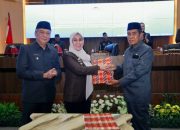 Bupati Barru Andi Ina Kartika Sari dan Ketua DPRD Barru, Tanda Tangani Nota Kesepahaman KUA-PPAS APBD 2025
