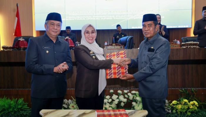 Bupati Barru Andi Ina Kartika Sari dan Ketua DPRD Barru, Tanda Tangani Nota Kesepahaman KUA-PPAS APBD 2025