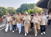 Ketua Dekranasda Buton Utara Jalan Santai ke Anjungan Sultra di TMII