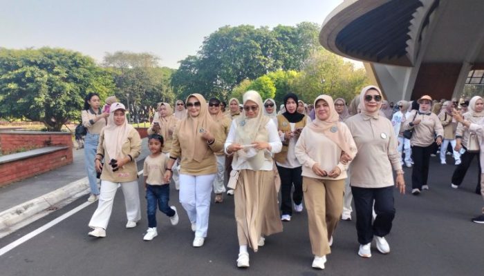 Ketua Dekranasda Buton Utara Jalan Santai ke Anjungan Sultra di TMII