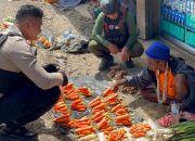 Personel Ops Damai Cartenz Dukung Perekonomian Lokal dengan cara Belanja Hasil Bumi di Paniai Timur