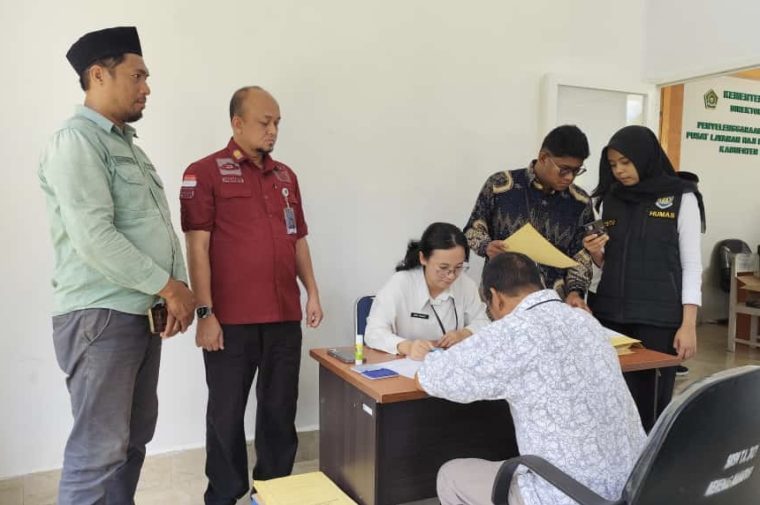 Kegiatan perekaman paspor kolektif untuk jamaah haji Wakatobi tahun 2026 di Kantor Kemenag, Rabu (18/9/2025). Inisiatif ini merupakan langkah penting persiapan dokumen perjalanan ibadah haji.