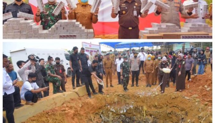 Walikota Kendari Turut Musnahkan Rokok Ilegal