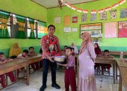 Lurah Tonrorita Biringbulu Salurkan Bantuan Seragam Sekolah Pemkab Gowa, Siswa-siswi Antusias Belajar