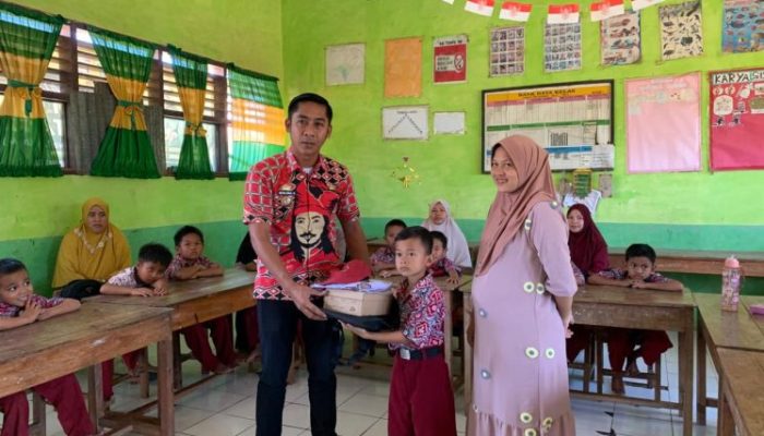 Lurah Tonrorita Biringbulu Salurkan Bantuan Seragam Sekolah Pemkab Gowa, Siswa-siswi Antusias Belajar
