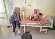 Kepala Desa Ciilellang Perawati H. Sukiman Jenguk Warganya, Korban Gigitan Anjing Ganas di RS. Lapatarai Barru