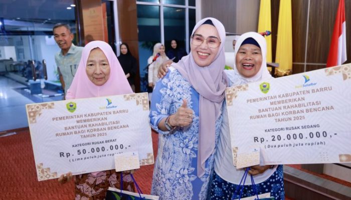 Bupati Barru Andi Ina Salurkan Bantuan, Rp1,76 Miliar untuk Masyarakat 79 Unit Rumah Hunian Layak