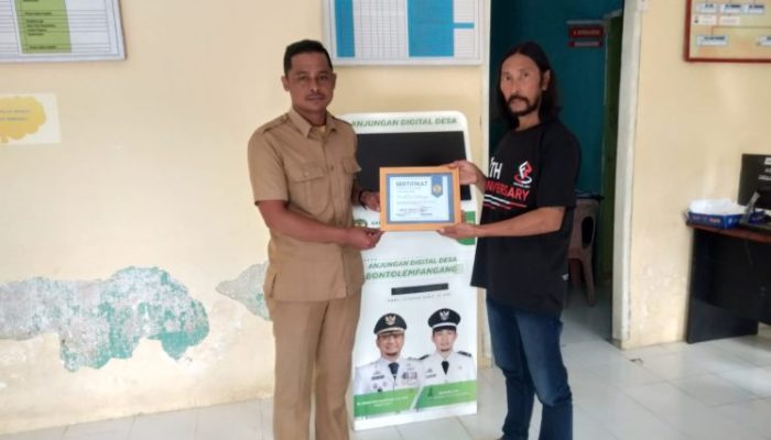 Media Faktual.Net Serahkan Sertifikat Penghargaan Kepada Pemerintah Desa Bontolempangan 