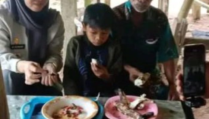 Ibu Bupati Gowa Hj. Husniah Talenrang Bergerak Cepat, Temui Kakek Rangga dan Cicipi Ubi Bakar Bersama