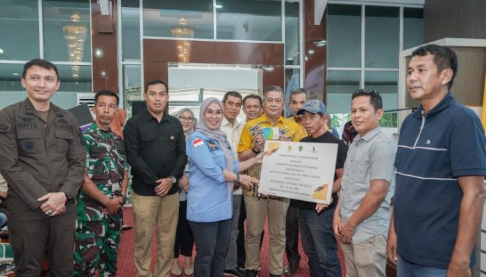 Bupati Barru Andi Ina Serahkan Bantuan Rp41,4 Miliar Kementerian Pertanian ke Kelompok Tani Barru, Optimis Tingkatkan Ketahanan Pangan