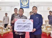 Gubernur Sulsel Serahkan Bantuan Mandiri, Benih Padi ke Sidrap dan Soppeng Musim Tanam Oktober 2025-Maret 2026