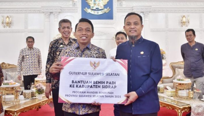 Gubernur Sulsel Serahkan Bantuan Mandiri, Benih Padi ke Sidrap dan Soppeng Musim Tanam Oktober 2025-Maret 2026