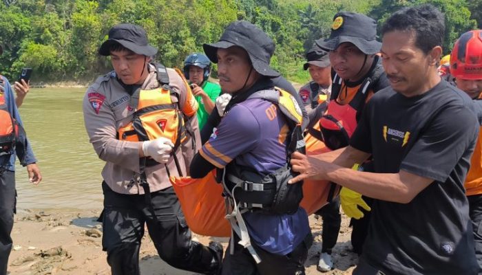 Tim SAR Batalyon B Pelopor Satbrimob Polda Sulsel, Berhasil Temukan Korban Tenggelam di Sungai Saddang Enrekang