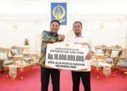 Gubernur Sulsel Serahkan Bantuan Rp10 Miliar untuk Luwu Utara, Lanjutkan Pembangunan Seko