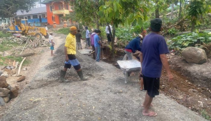 Pj Kepala Desa Lassa-Lassa Salahuddin, S.Sos., M.M Turun Langsung Dampingi, Warga Gotong Royong Pelebaran Jalan untuk Pengaspalan