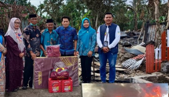 Pemkab Gowa Serahkan Bantuan, Korban Kebakaran Desa Bontobuddung Tompobulu