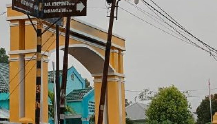 Tiang Listrik PLN Tompobulu Terancam Roboh Keropos dan Bengkok, Warga Was-was
