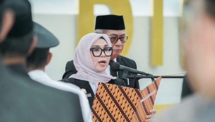 Rintik Hujan Tak Menghalangi Langkah Pengabdian: Pelantikan Pejabat Struktural Barru Digelar di Ruang Terbuka