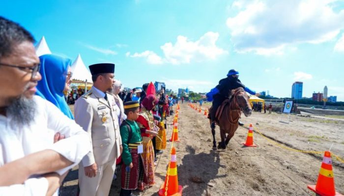 Pertama Kali Dilaksanakan, Andi Sudirman Buka Lomba Berkuda dan Memanah Gubernur Cup 2025 