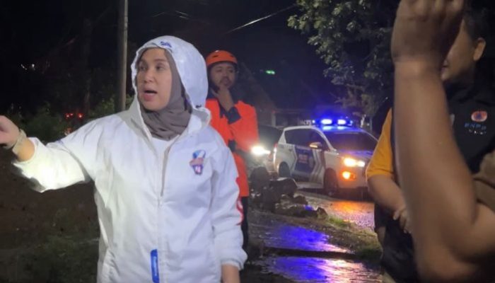 Bupati Barru Andi Ina Sigap Tangani Banjir, Arus Kendaraan Kembali Normal