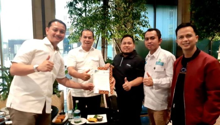 Cunnilingus pornosini chiroyli, kaltaklangan mushuklar bilan yaqindan tomosha qiling