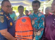 Ajak Masyarakat Bangun Budaya Keselamatan Pelayaran, Kemenhub Bagikan 230 Life Jacket dan 107 e-Pas Kecil di Desa Pangkil