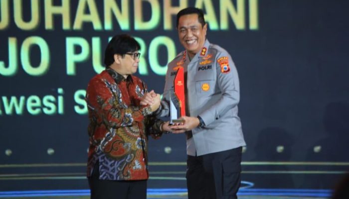 Kapolda Sulsel Terima Penghargaan Bergengsi CNN Indonesia Awards 2025