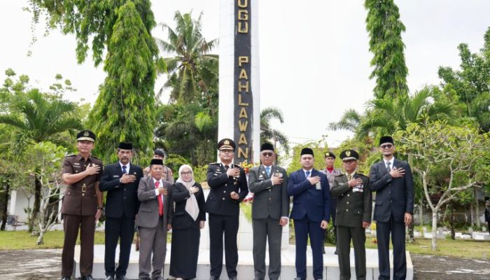 Pemkab Barru Ziarah Kehormatan di Tugu Pahlawan, Wabup Barru Abustan Tekankan Semangat Pembangunan