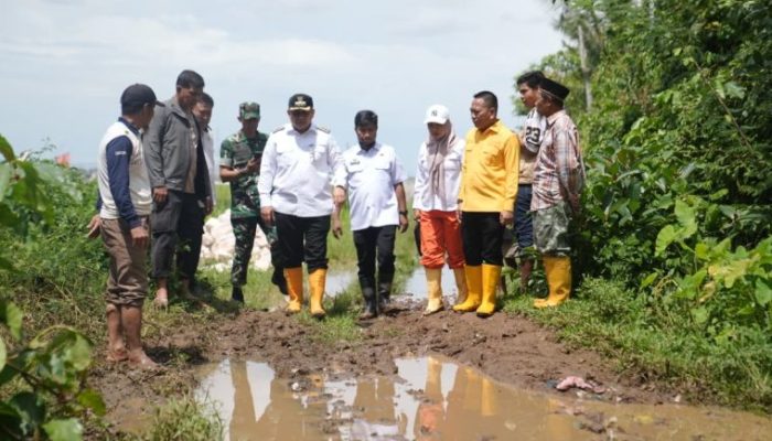 Menembus Lumpur dan Terjalnya Jalan, Munafri Tinjau Langsung Warga di Romang Tangayya