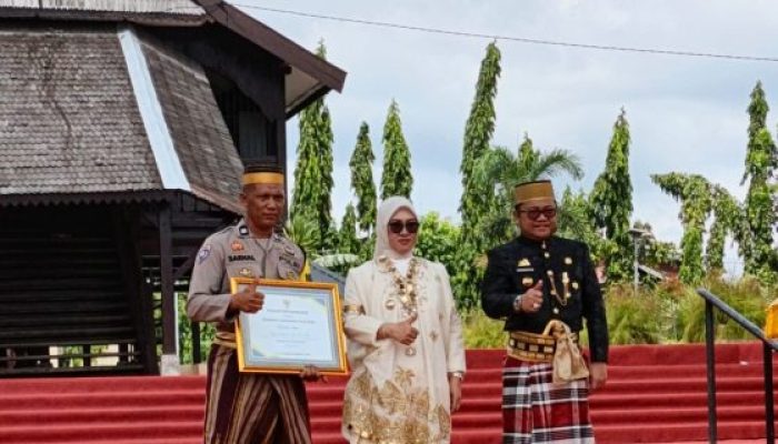 Aiptu Saenal Anggota Polsek Tompobulu Polres Gowa, Meraih Penghargaan Bhabinkamtibmas Terbaik sekabupaten Gowa.