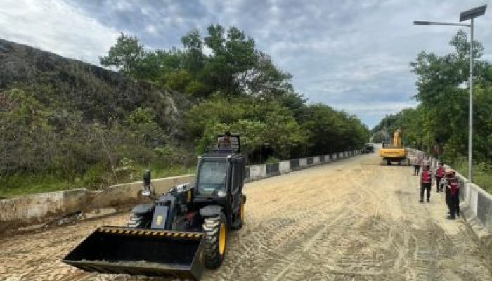 Longsor Sempat Tutup Jalan Ring Hamadi, Polisi Sigap Bantu Bersihkan Material Longsor