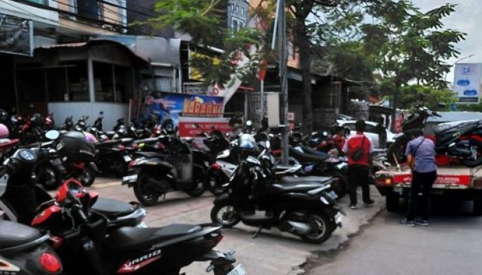 Pedestarian Disulap Jadi Parkiran Liar! Pengusaha Di Poros Hasanuddin Gowa Diduga Sengaja Langgar Aturan – DISHUB & SATPOL PP Tidak Jalankan PERDA!