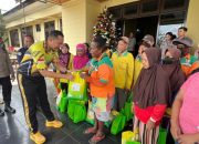 Kapolres Merauke Berbagi Kasih jelang Nataru, Puluhan paket Sembako diberikan kepada pekerja Pembersih Jalan dan Cleaning Service