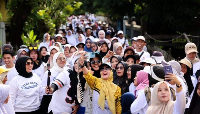 Bupati Barru Jalan Santai HUT SMA Negeri 4, Serahkan Beasiswa Ajak Generasi Muda Berkarakter Berdaya Saing