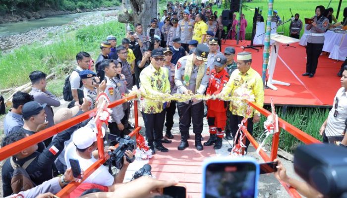 Kapolda Sulsel Resmikan Jembatan Gantung Satya Haprabu Lakellu di Desa Watu, Kabupaten Soppeng