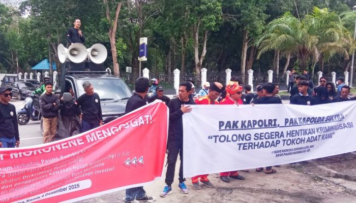 Lembaga Adat Mornene Demo di Polda Sultra Tuntut Keadilan atas Dugaan Kriminalisasi Raja Moronene Rumbia ke-VIII