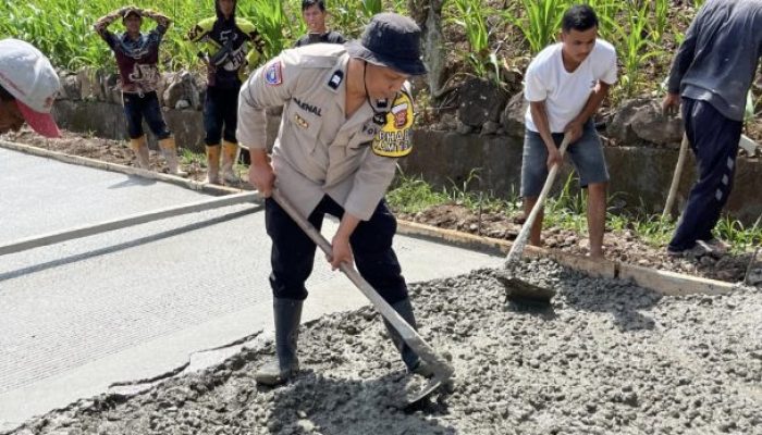 Aiptu Saenal Bersama Warga Tompobulu Gotong Royong Cor Jalan Poros Tondo, Akses Penghubung Gowa–Jeneponto