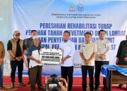 Serahkan 2 Unit Kapal 15 GT ke Kelompok Nelayan, Gubernur Sulsel Sekaligus Resmikan Rehabilitasi PPI Lonrae Bone