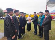 Bupati Butur, Afirudin Mathara Serahkan Sertifikat Tanah Wakaf Serta Penghargaan Kepada ASN Kemenag