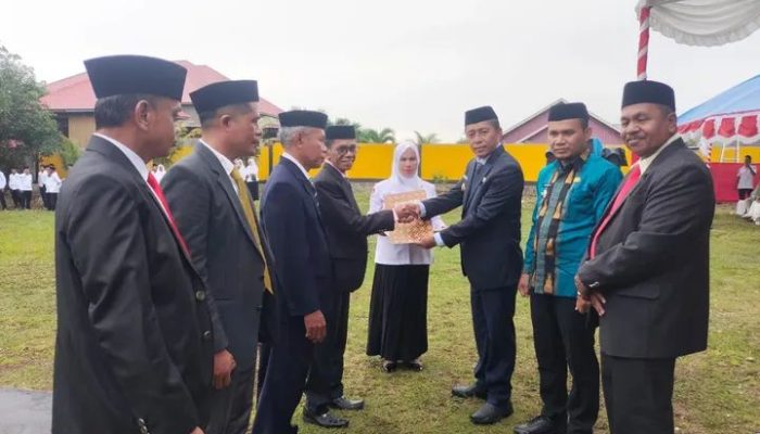 Bupati Butur, Afirudin Mathara Serahkan Sertifikat Tanah Wakaf Serta Penghargaan Kepada ASN Kemenag